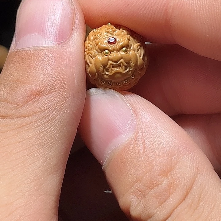 把***江吊坠猴头核桃黄财神
