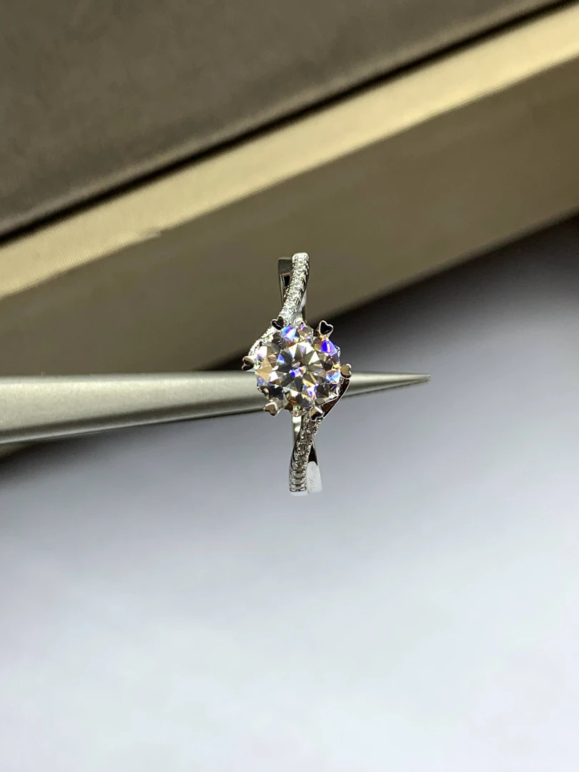 925银莫桑石银制品 微镶扭臂雪花0.5-3克拉925银莫桑石戒指女款