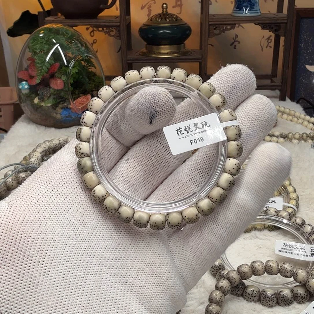 星月菩提吊坠8x7 石玉料河豚F019