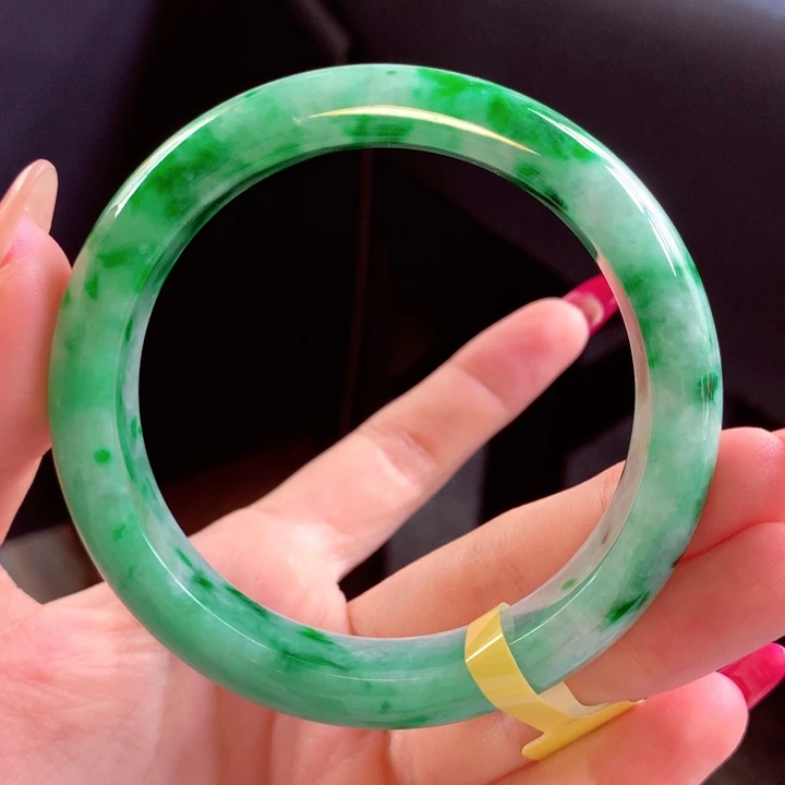 翡翠手镯未镶嵌翡翠