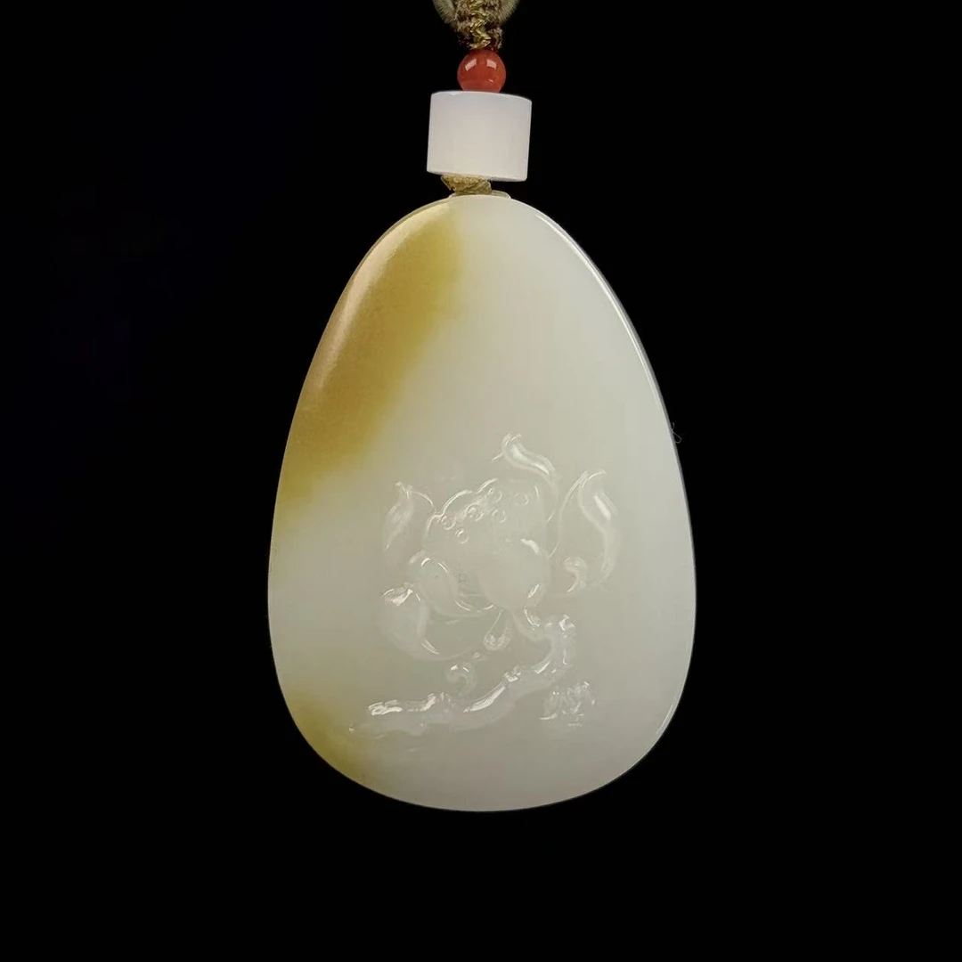 珍藏级 和田玉 新疆且末糖白 一口糖莲花雕刻吊坠 45*32*10  Y266