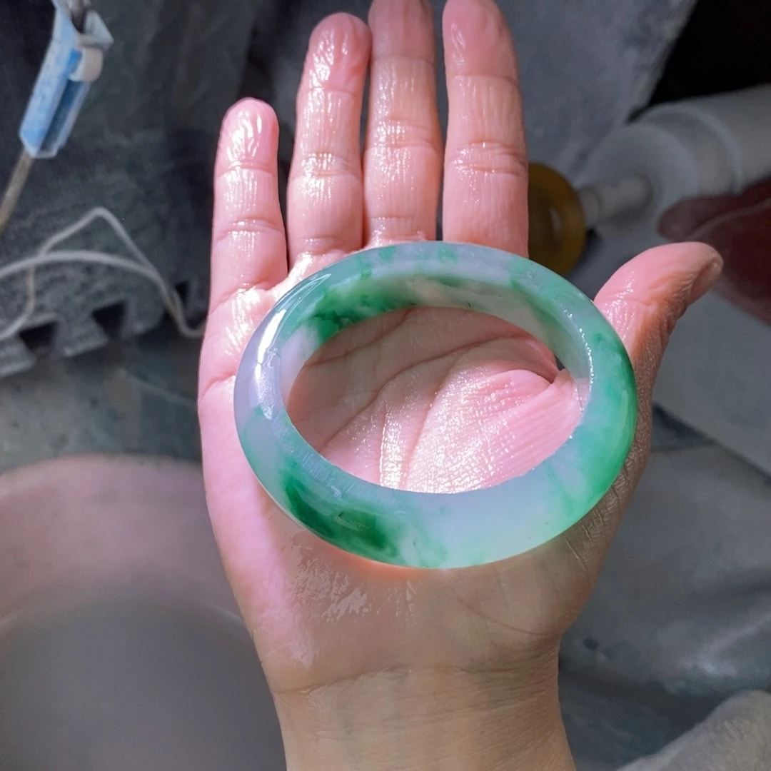 是***呀石英质玉（非洲翠）未镶嵌手镯定制