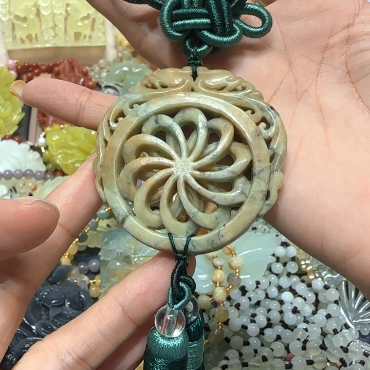 未镶嵌蛇纹石玉吊坠