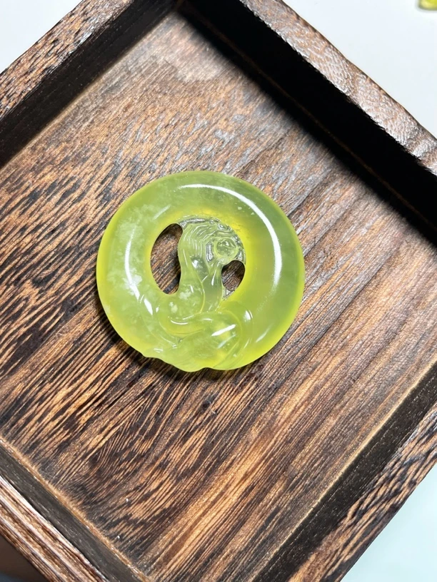 岫玉佛手掌上明珠吊坠