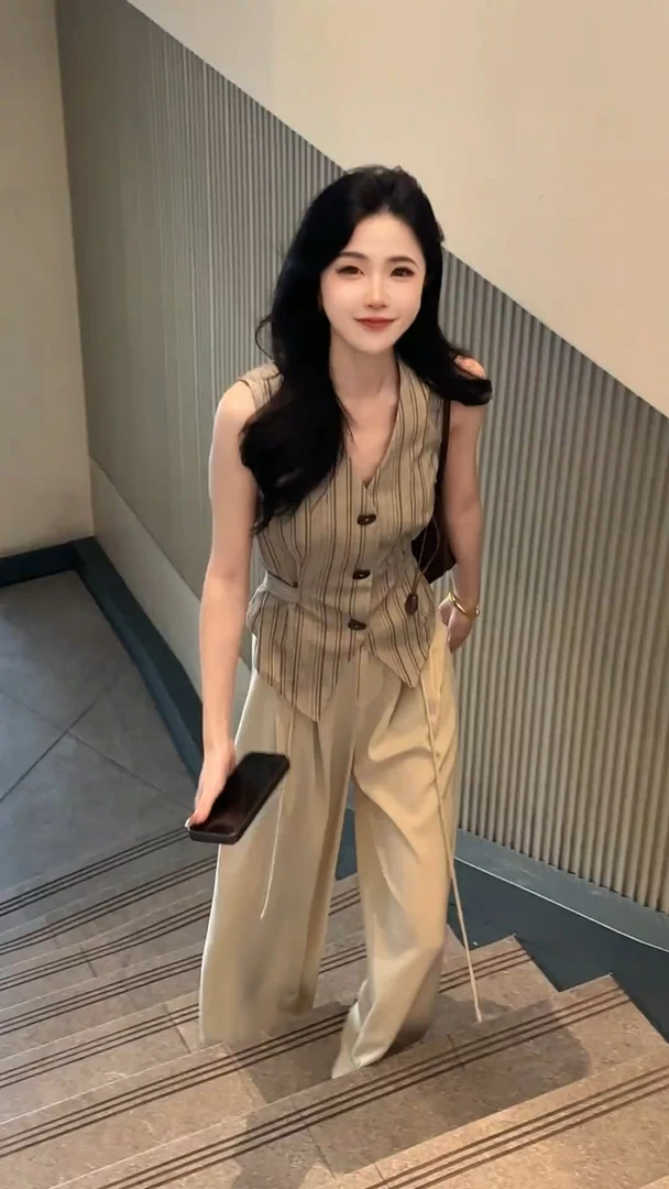 2025夏季新款法式轻奢高级感V领无袖条纹马甲上衣搭配休闲裤套装