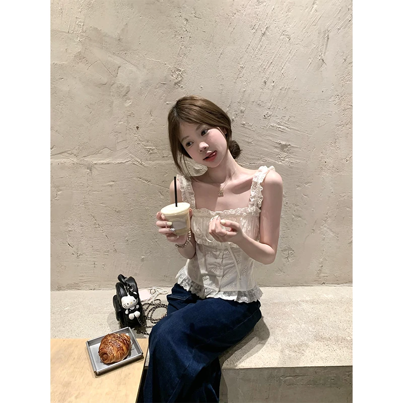 韩系夏天衣服外穿蕾丝镂空别致吊带背心上衣女宽松显瘦直筒牛仔裤
