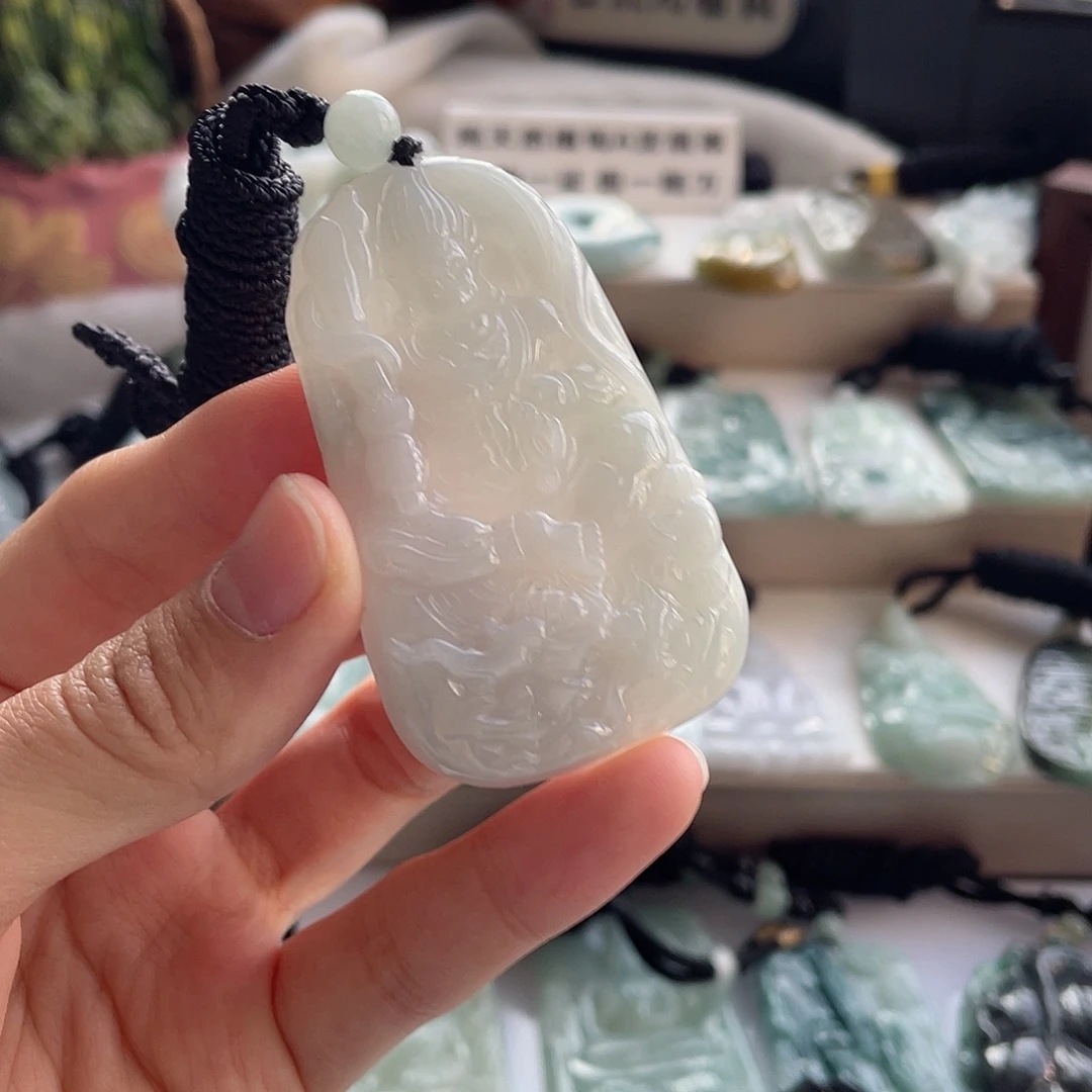 翡翠未镶嵌颈饰不动明王