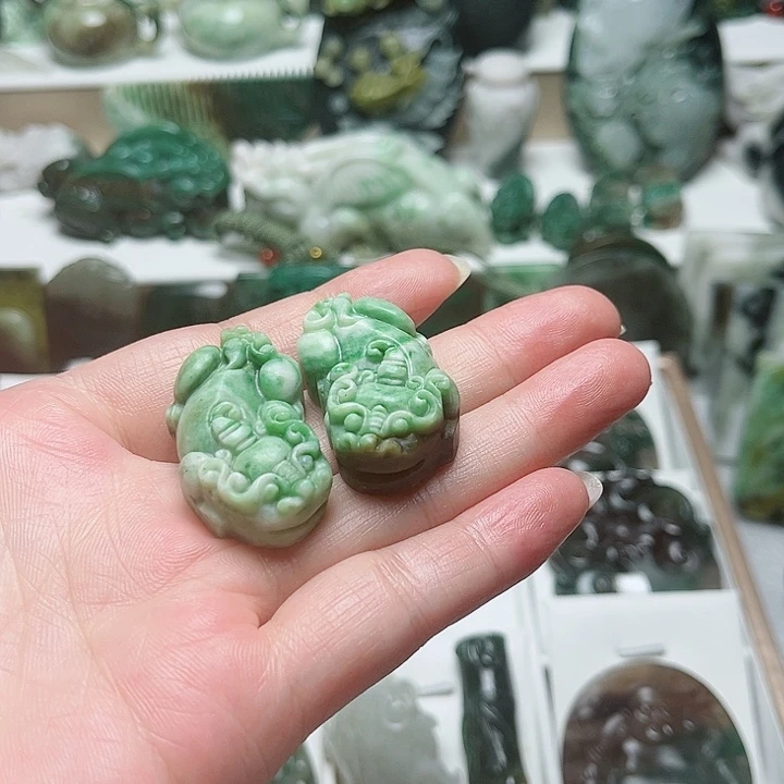 独山玉未镶嵌把件