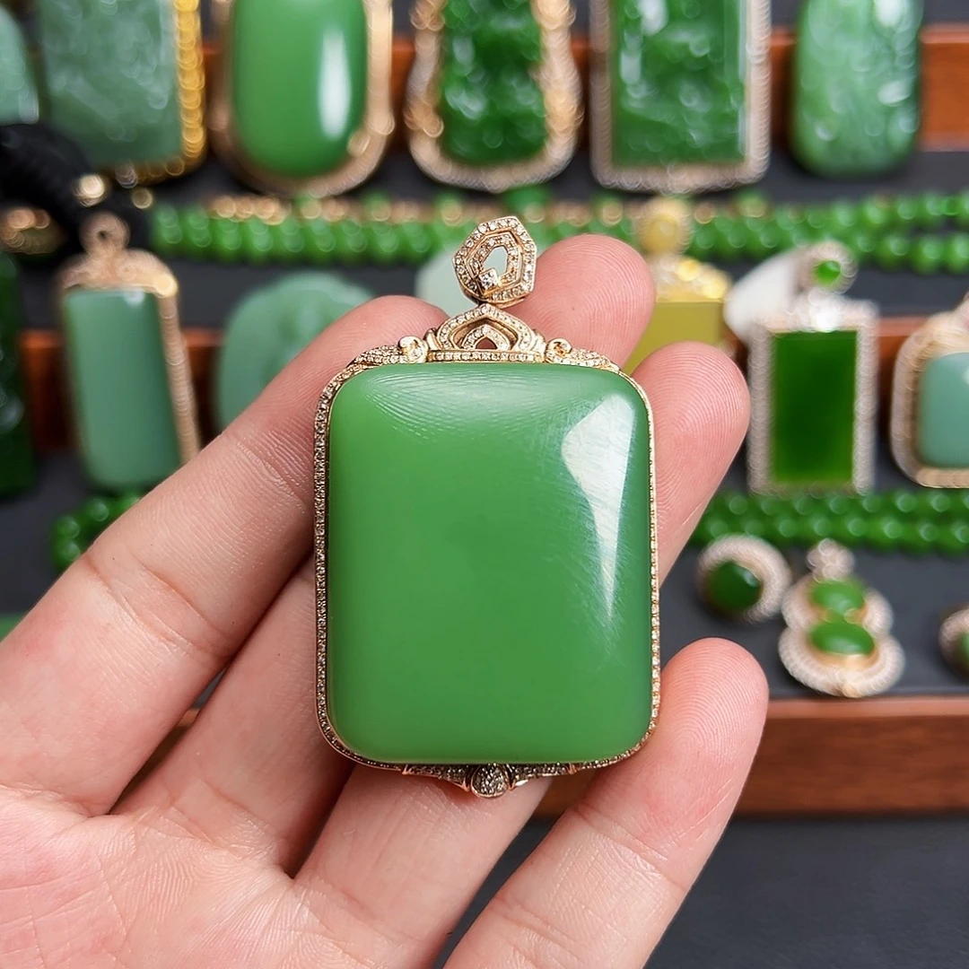 柠***果和田玉（碧玉）18K金镶嵌颈饰碧玉粉绿无事牌