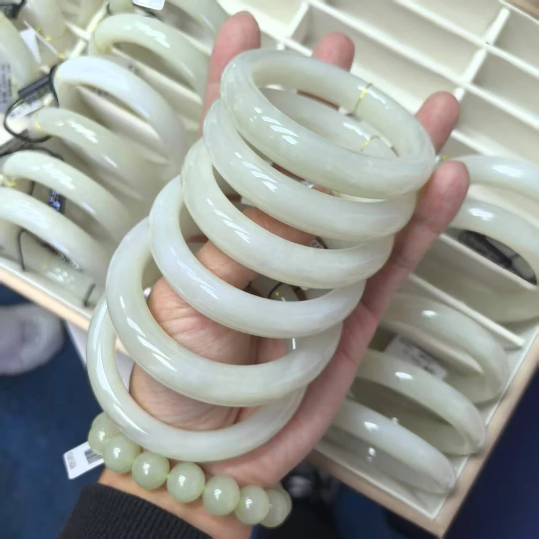 天然和田玉手镯精美时尚气质有瑕款多样性发货其一45