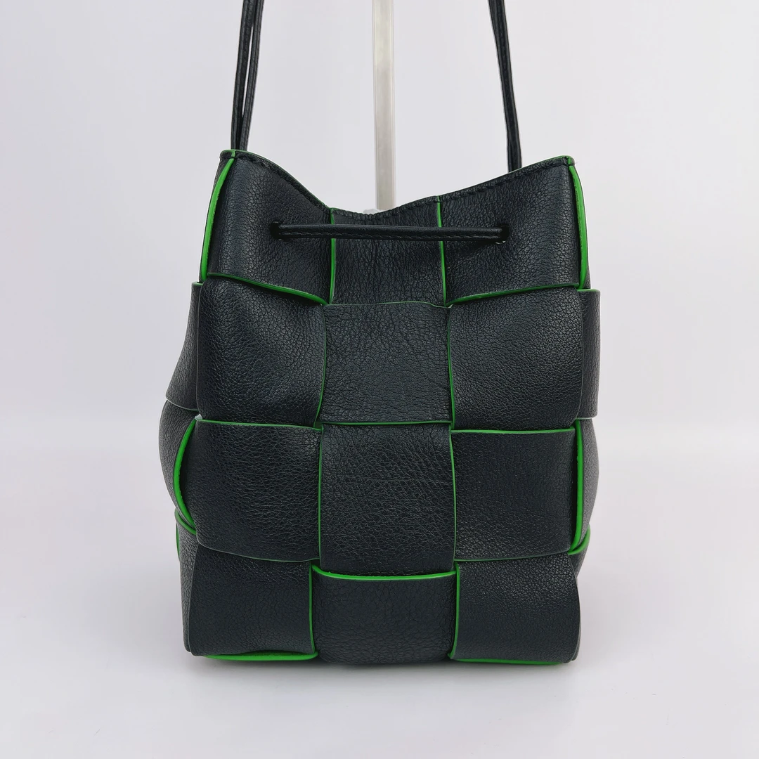 95新 BOTTEGA VENETA/葆蝶家 葆蝶家 黑色编织 单肩包底长15 M367