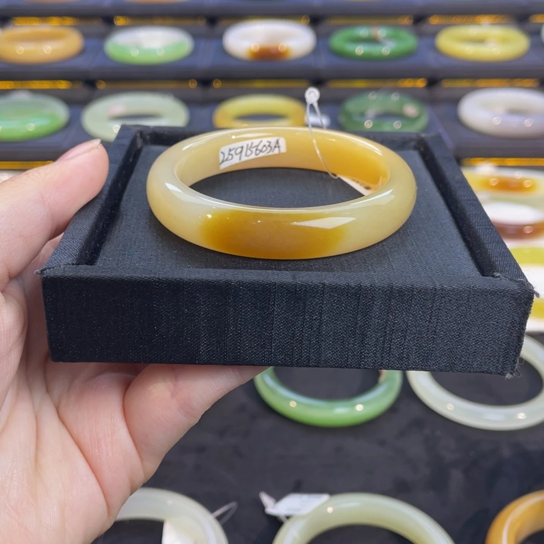 未镶嵌手镯和田玉糖白手镯52