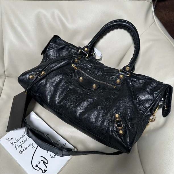 95新 Balenciaga/巴黎世家 黑金大号机车单肩斜挎包 063498
