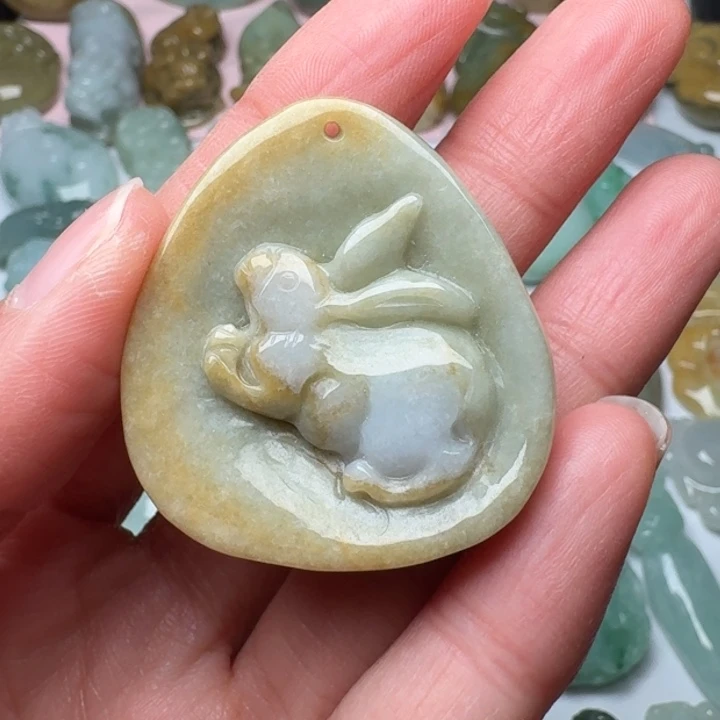 翡翠未镶嵌颈饰兔