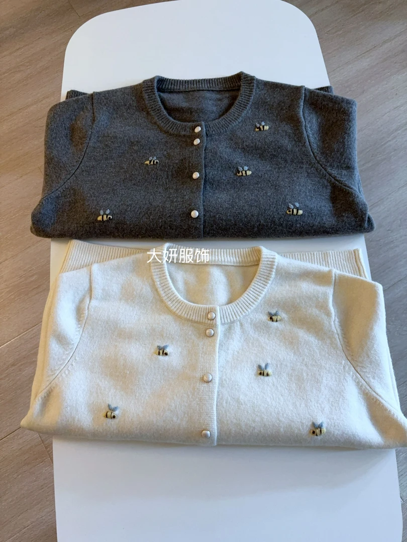 小蜜蜂。灰色米色。早秋高品质！重工刺绣圆领时尚毛衣针织开衫59201