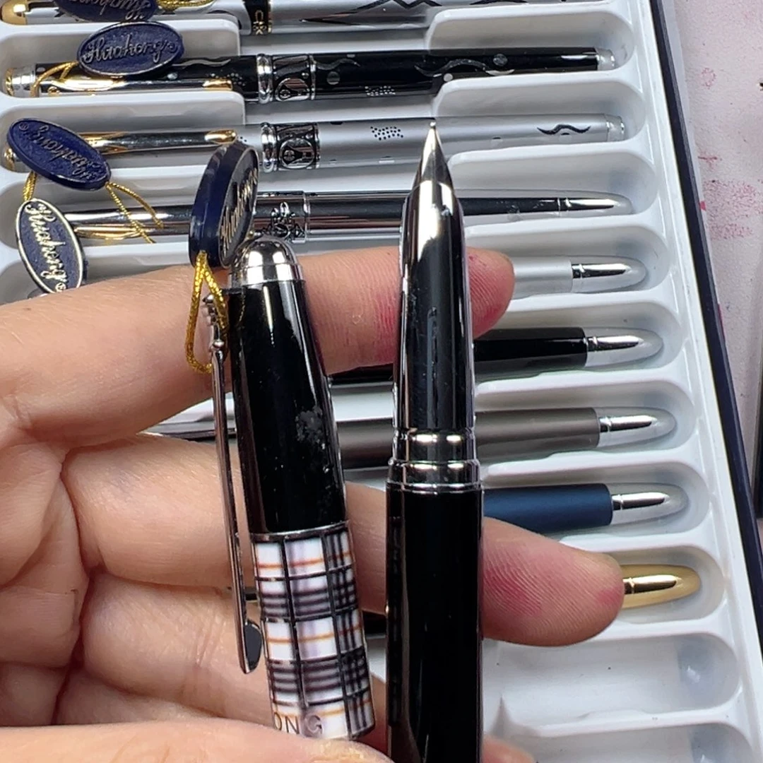 便携式华宏黑色浮雕笔帽礼品笔半明尖