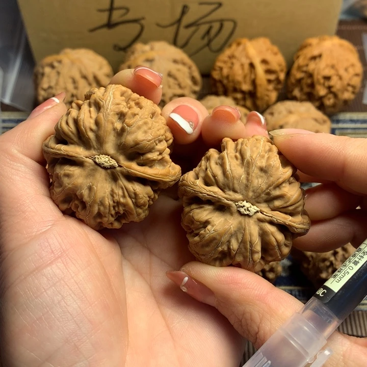 吊坠文玩核桃工****朱粗筋