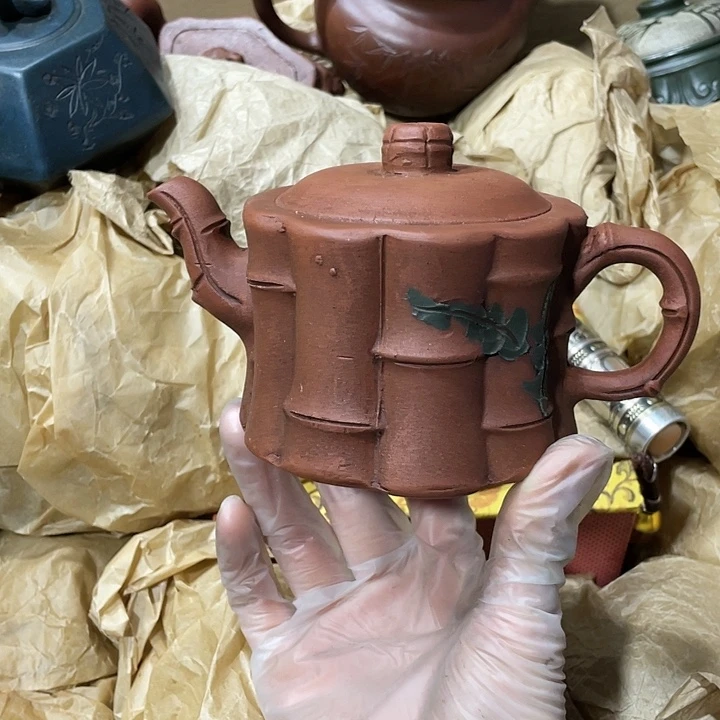 茶壶紫砂矿泥料手工制作的一把紫砂壶。