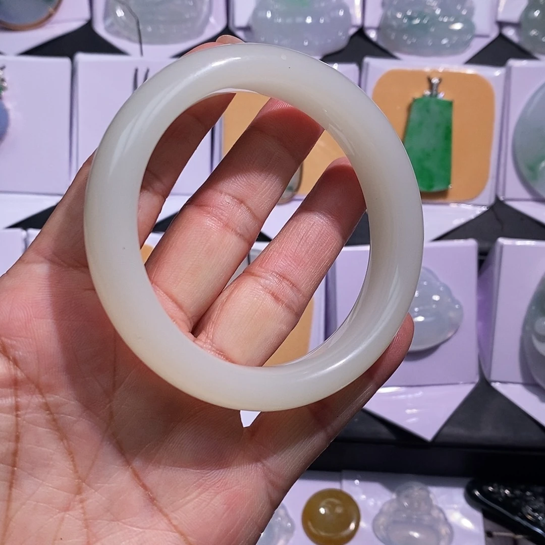 石英岩玉未镶嵌颈饰