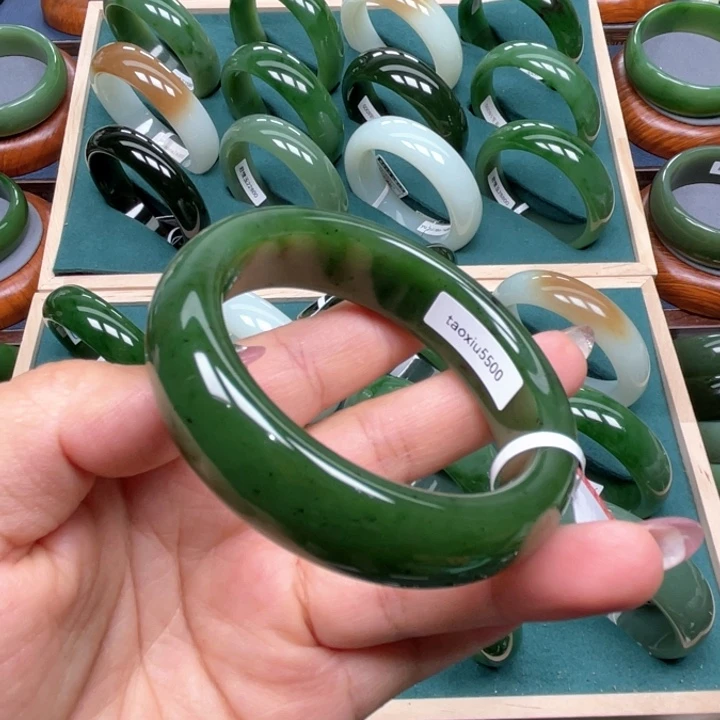 和田玉手镯未镶嵌利****姐