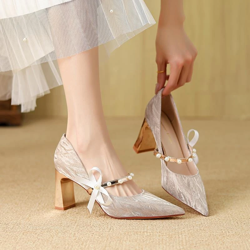 尖头珍珠蝴蝶结粗跟单鞋女2025新款闪闪水晶新娘婚鞋一字带高跟鞋