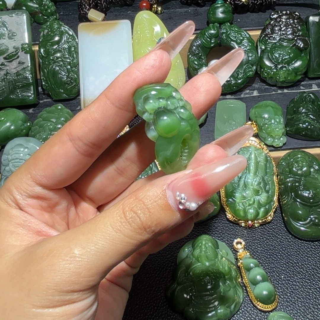 黄***生颈饰未镶嵌和田玉