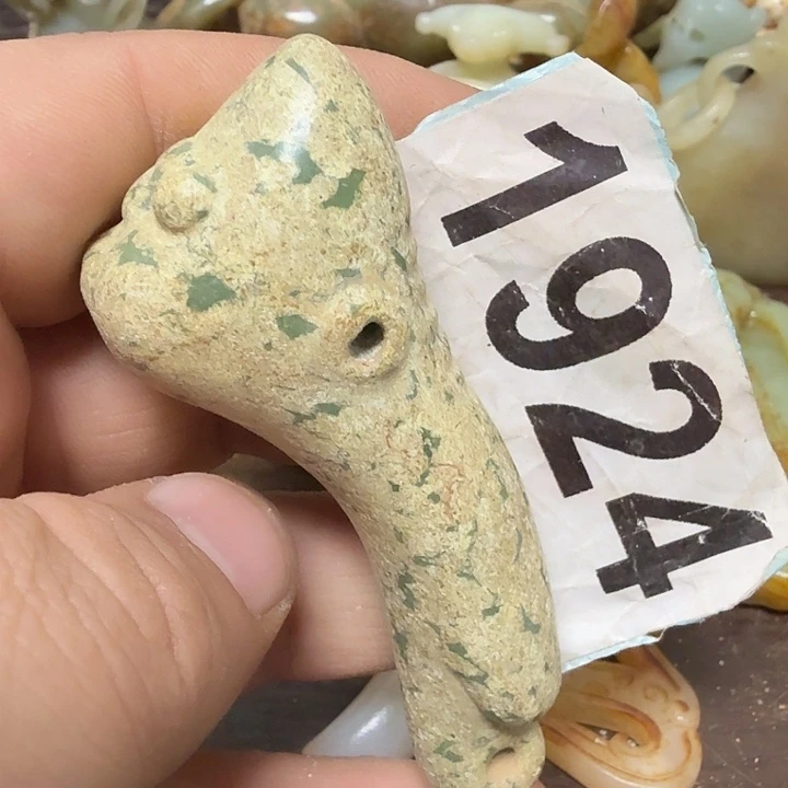 透闪石-蛇纹石玉未镶嵌颈饰