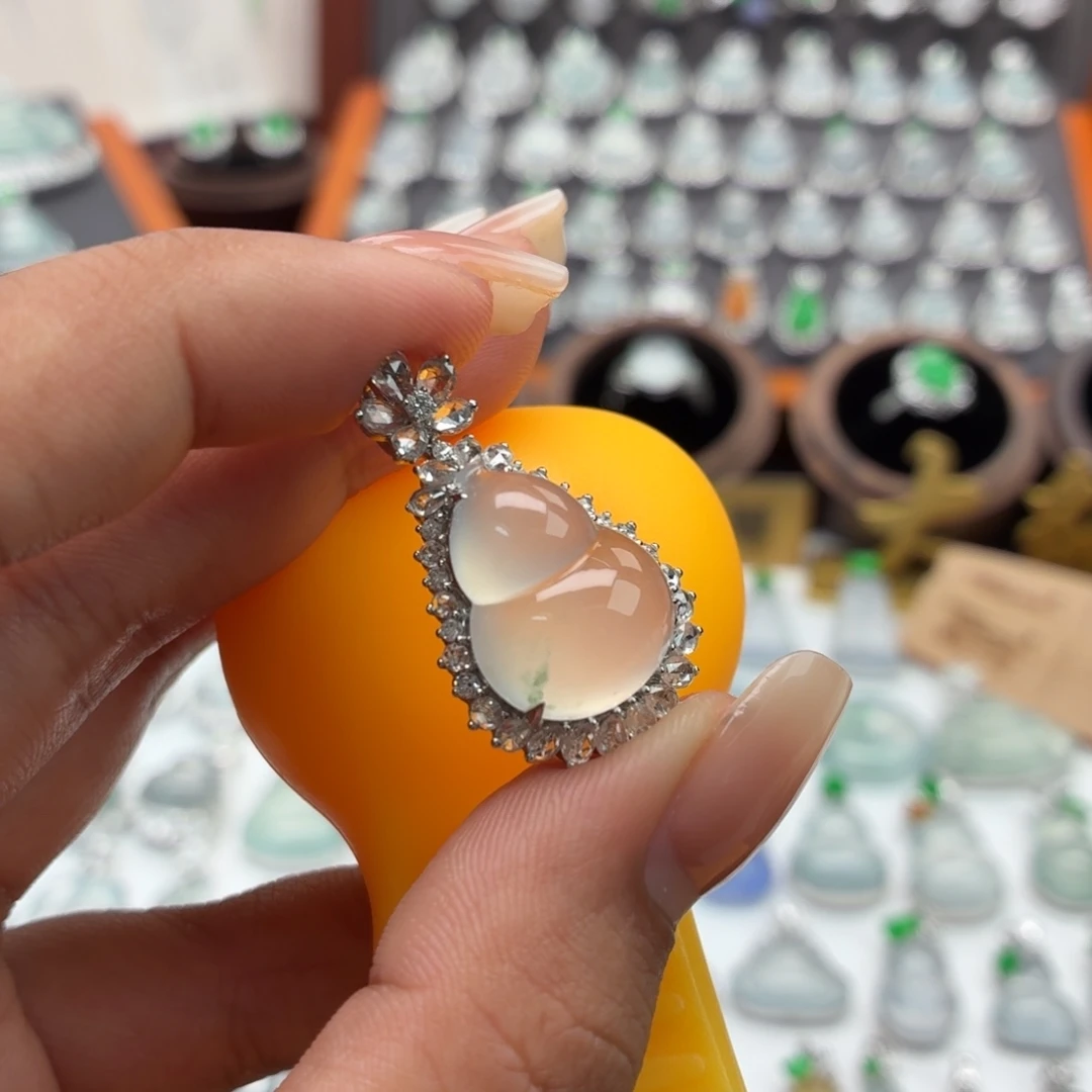 翡翠18K金镶嵌颈饰葫芦