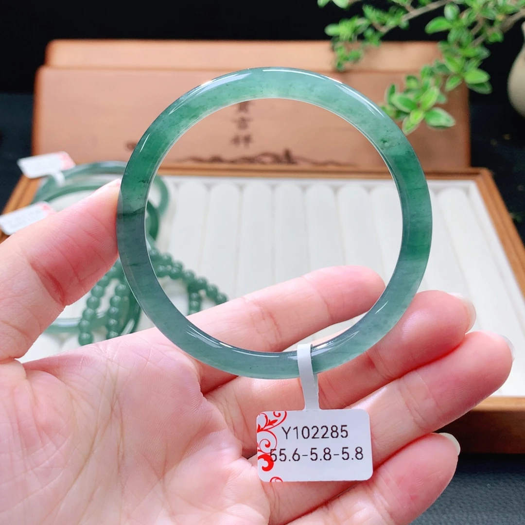 未镶嵌手镯（圆镯）翡翠