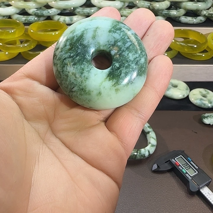 蛇纹石玉未镶嵌颈饰随机发货