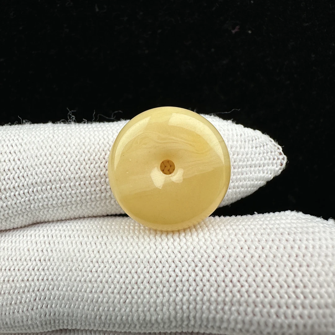 M3087天然原矿蜜蜡 鸡油黄飘花扣子 18.7*6.9mm北京抖音基地商户