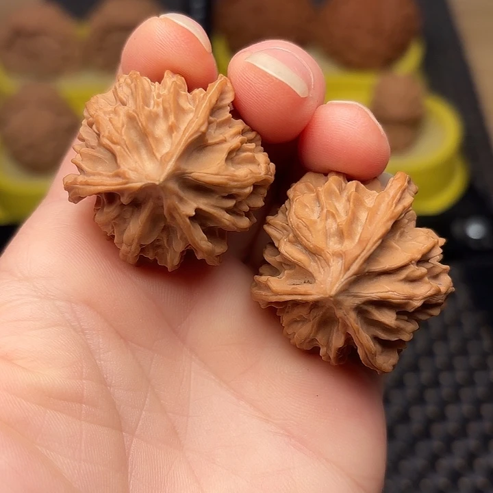 文玩核桃吊坠35凹的三棱