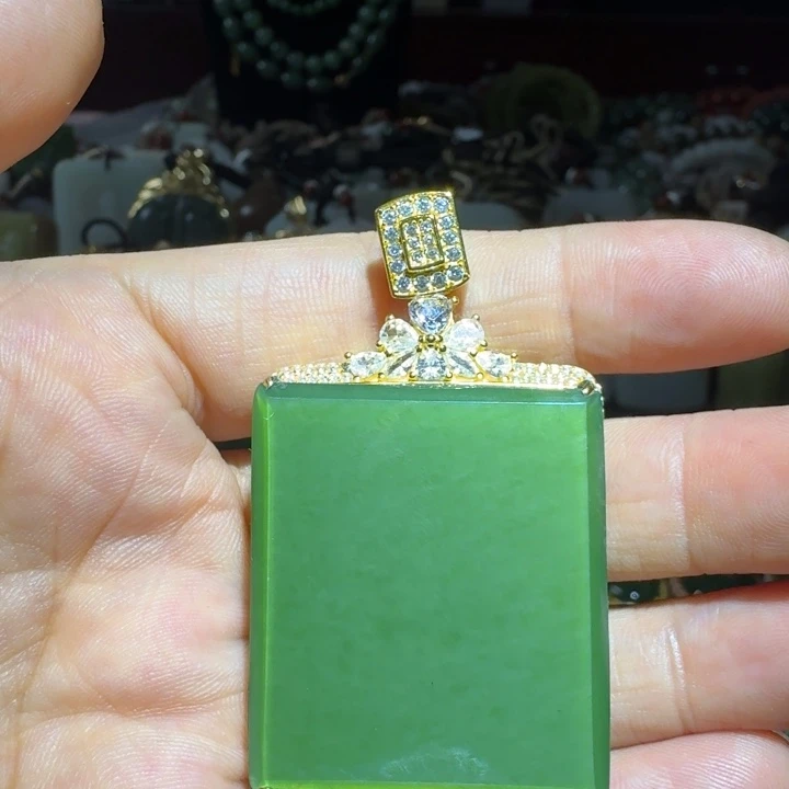 和田玉银S925镶嵌颈饰苹果绿无事牌