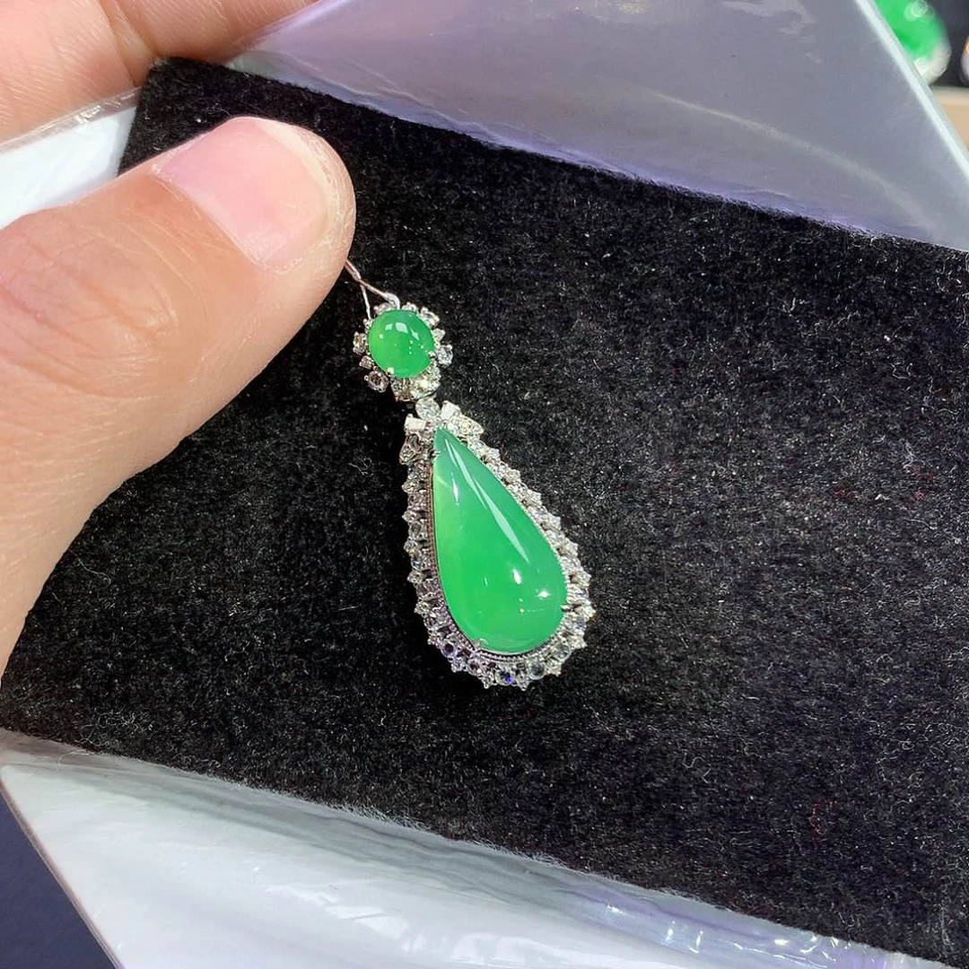 翡翠吊坠(赠链)18K金镶嵌