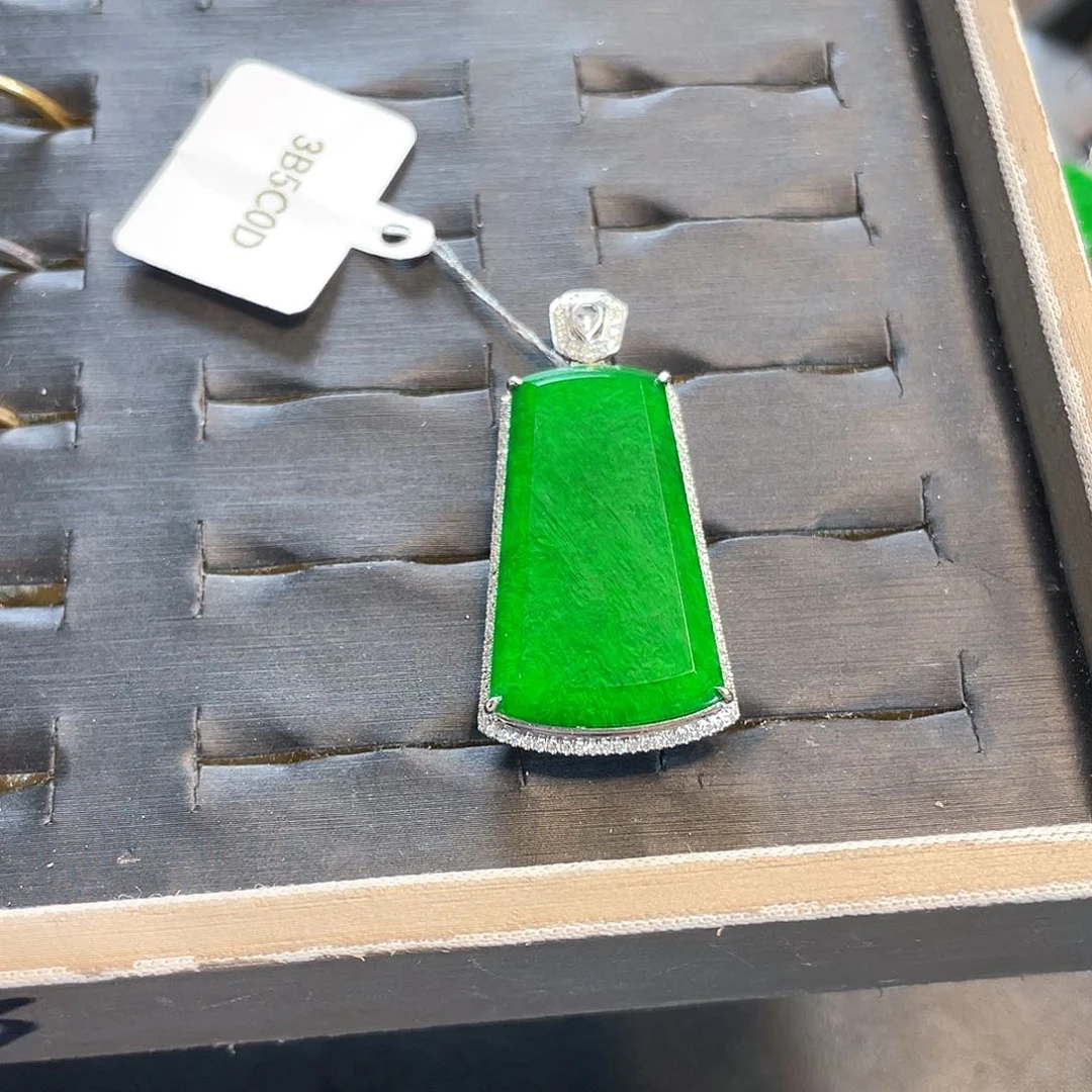 翡翠挂件18K金镶嵌携**来天然翡翠