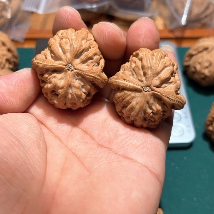 ****听文玩核桃把件文玩核桃手把件红锦鲤