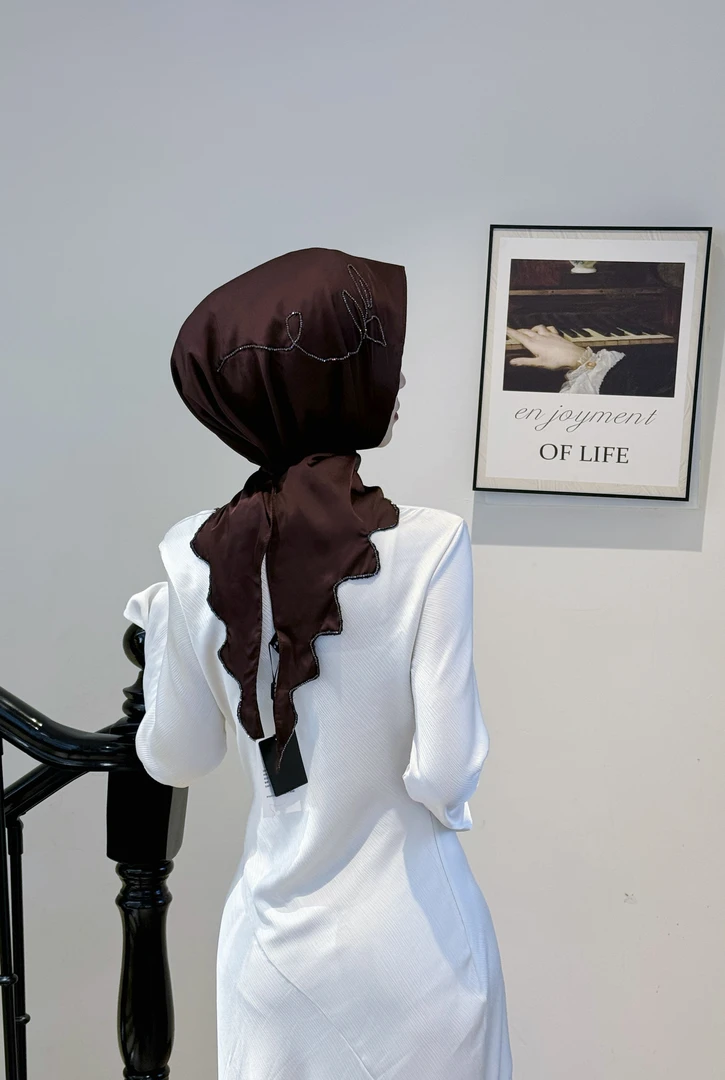 嫣•维尔《工艺钻链三角纱巾》送盒针