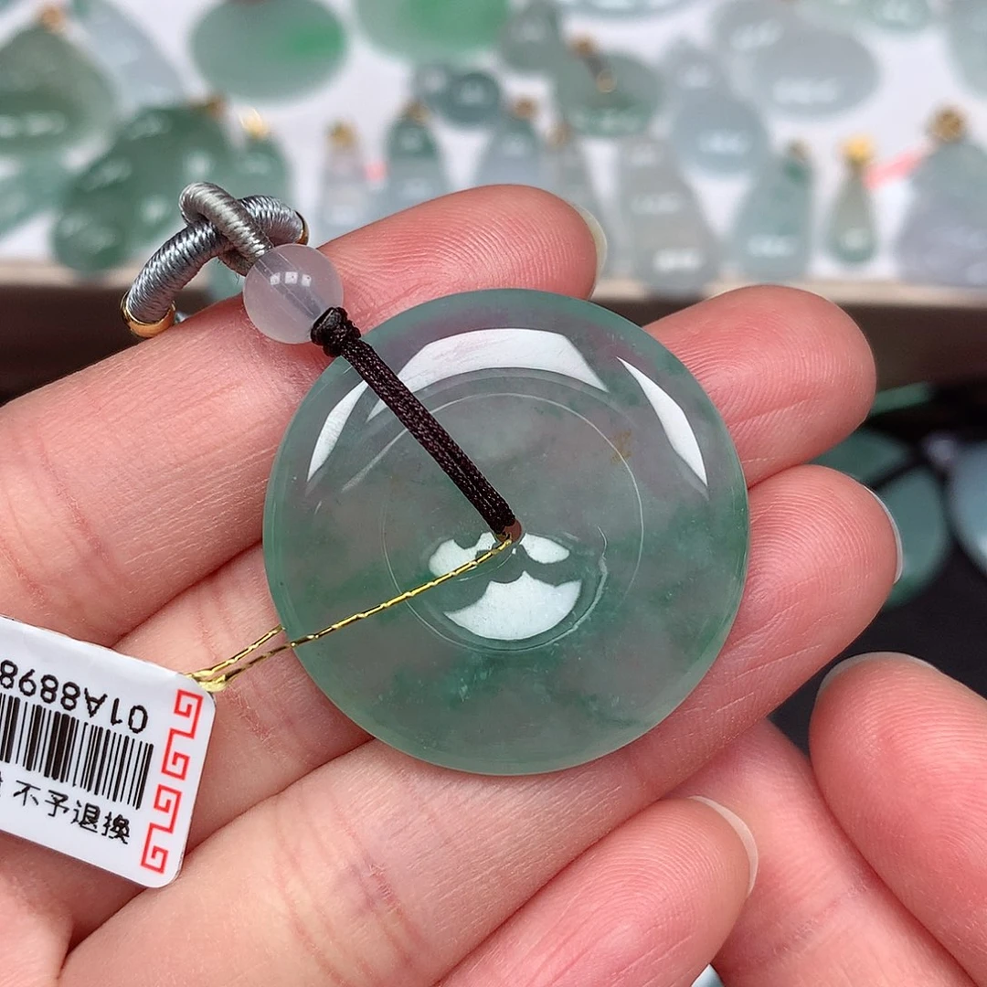 翡翠颈饰未镶嵌平安扣