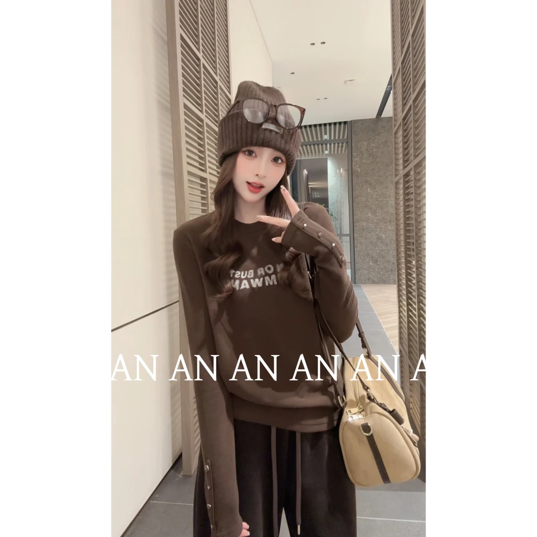 C10502休闲通勤舒适软糯宽松袖子爱心纽扣字母双面德绒打底衫