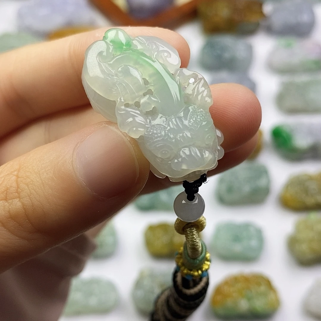 翡翠未镶嵌颈饰貔貅