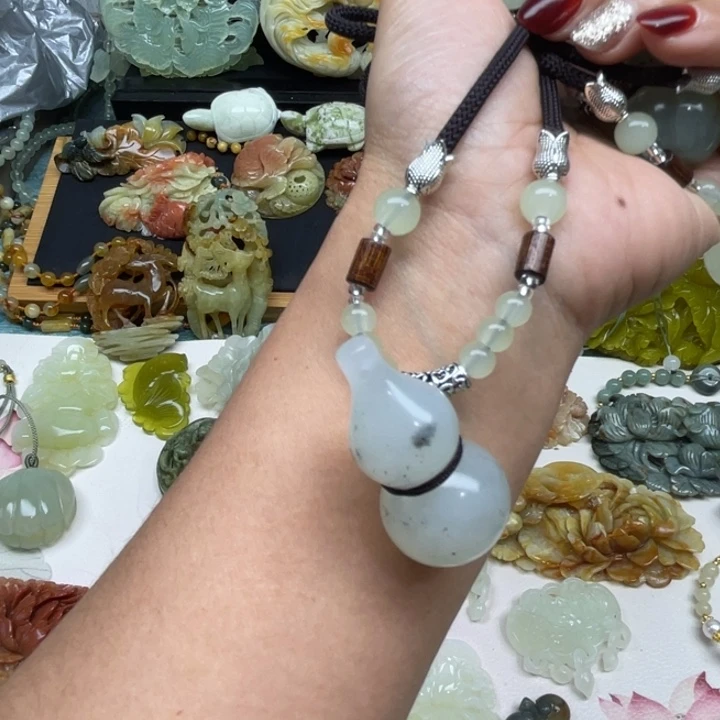 蛇纹石玉未镶嵌颈饰