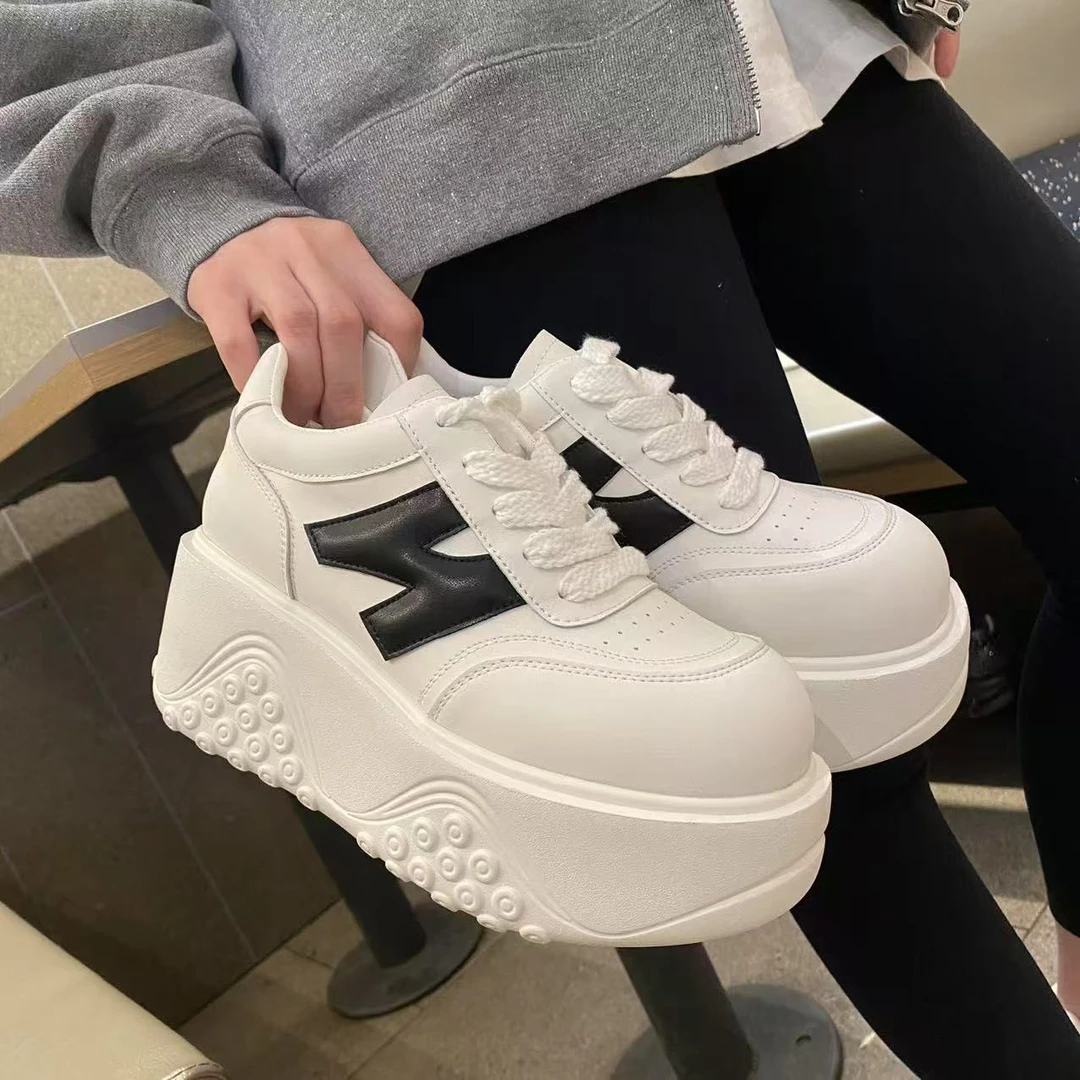 百搭舒适韩版时尚小白鞋女2025春秋新款系带厚底运动休闲鞋板鞋三