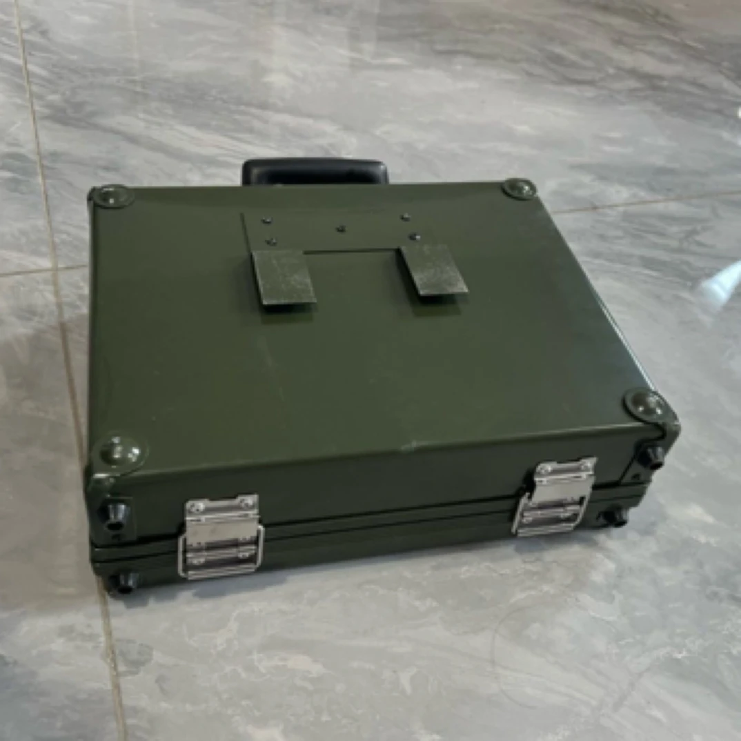 全新绿色铝箱（长30高23厚10厘米）无剪刀