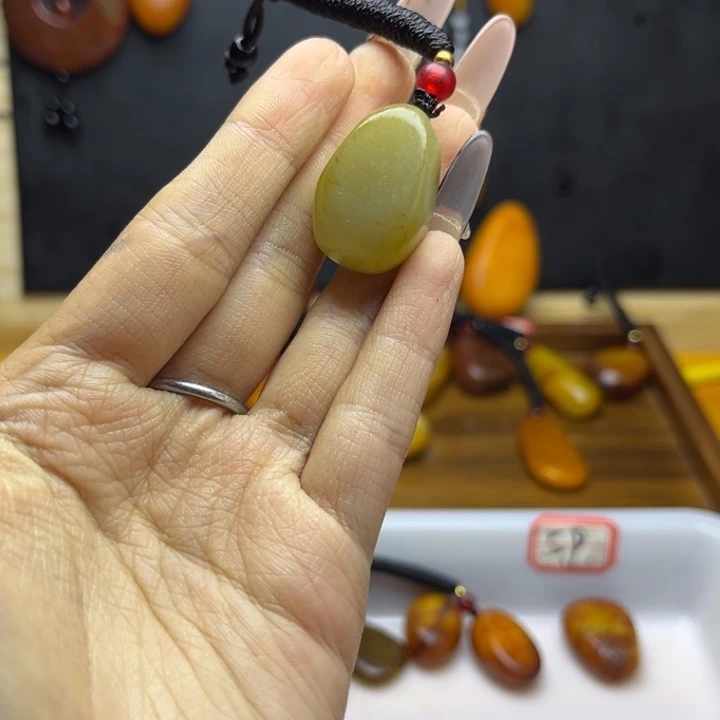 伊****未镶嵌和田玉（糖玉）珠宝半成品