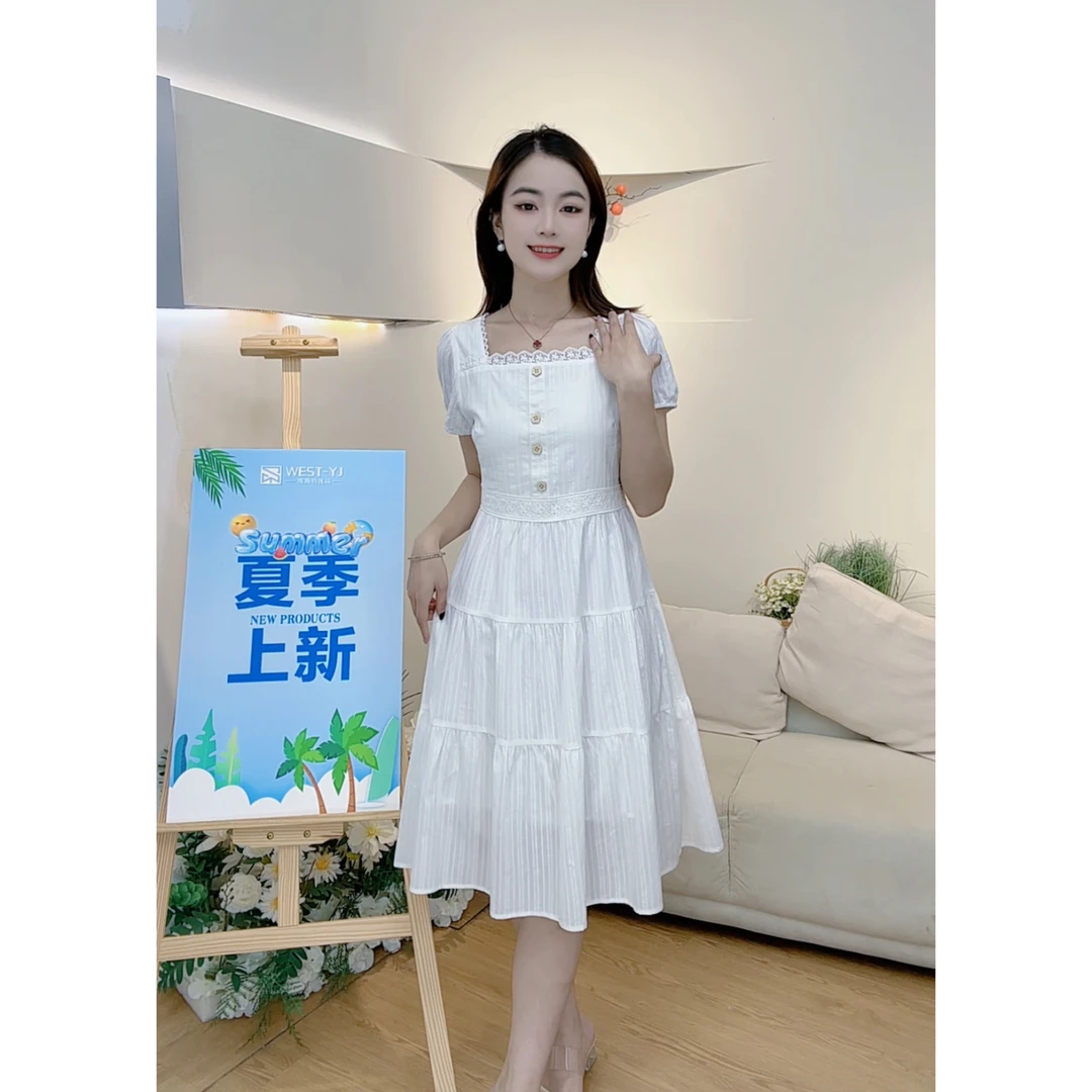 维斯优品· 新款蕾丝拼接领口拼接设计遮肉显瘦连衣裙