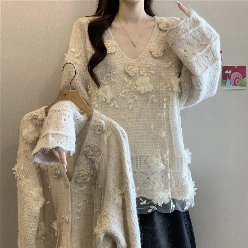 杏色V领立体花朵蕾丝拼接针织衫秋冬大码胖mm法式独特漂亮毛衣女