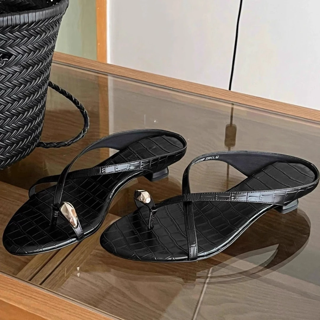 超火！~夏季新款夹趾人字拖鞋女交叉带金属套趾凉拖外穿猫跟凉鞋