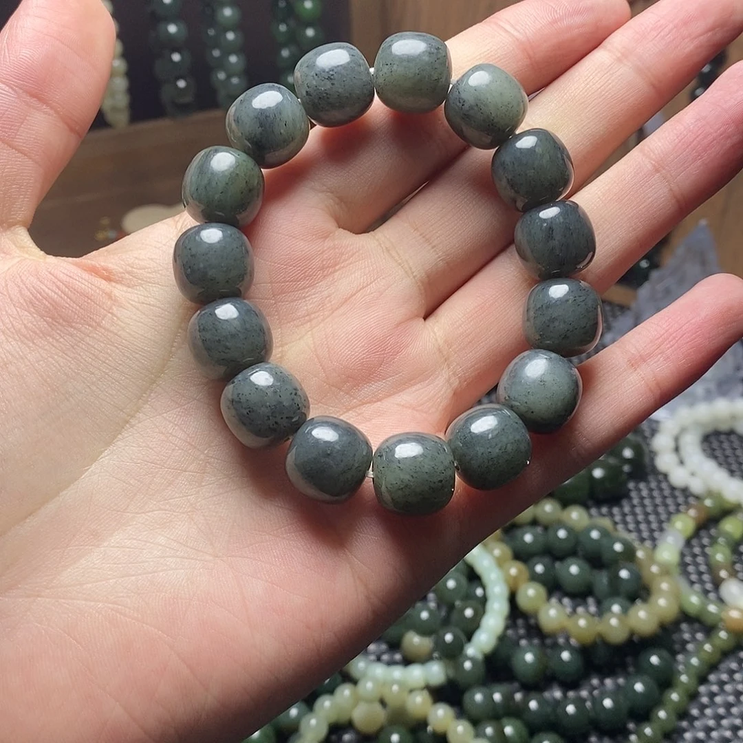 芳***依和田玉未镶嵌手串