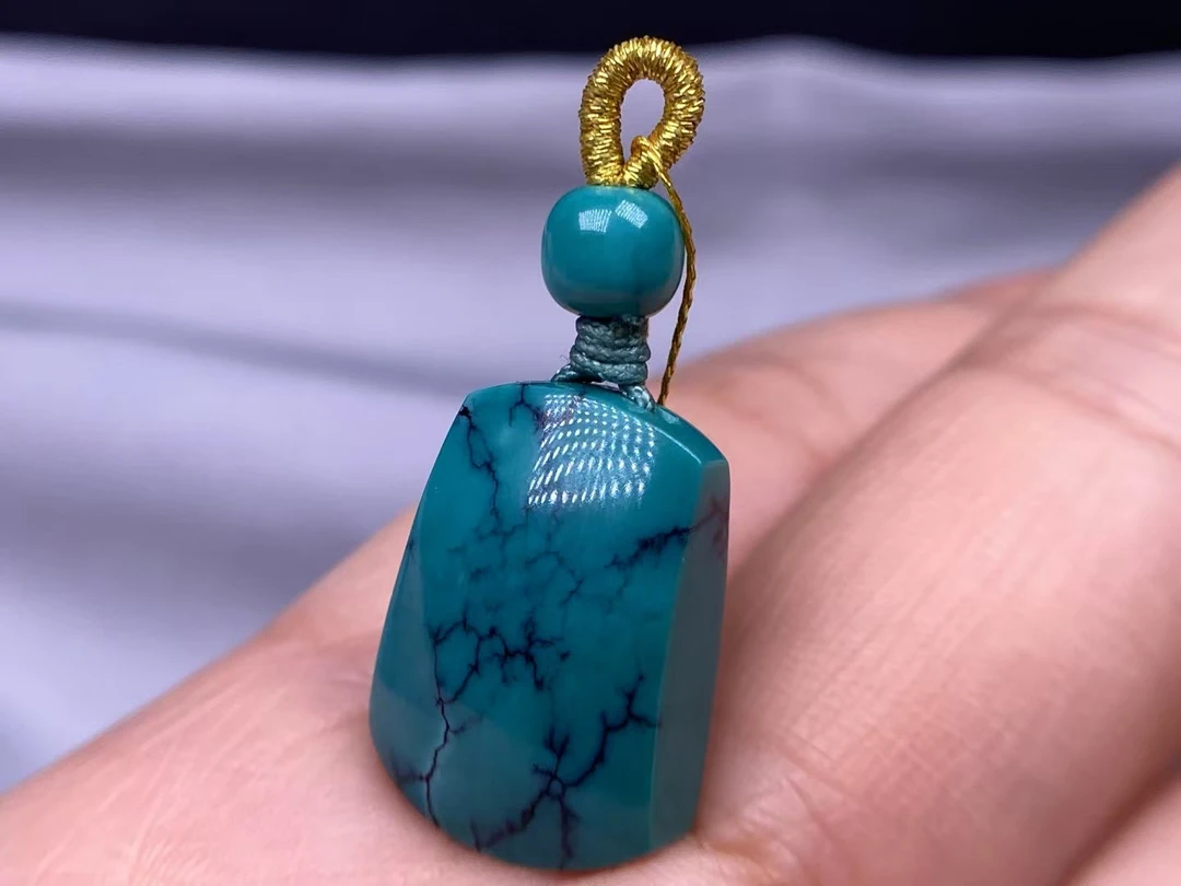 泰鑫绿松石天然玉石精品高瓷玉化色无事牌吊坠