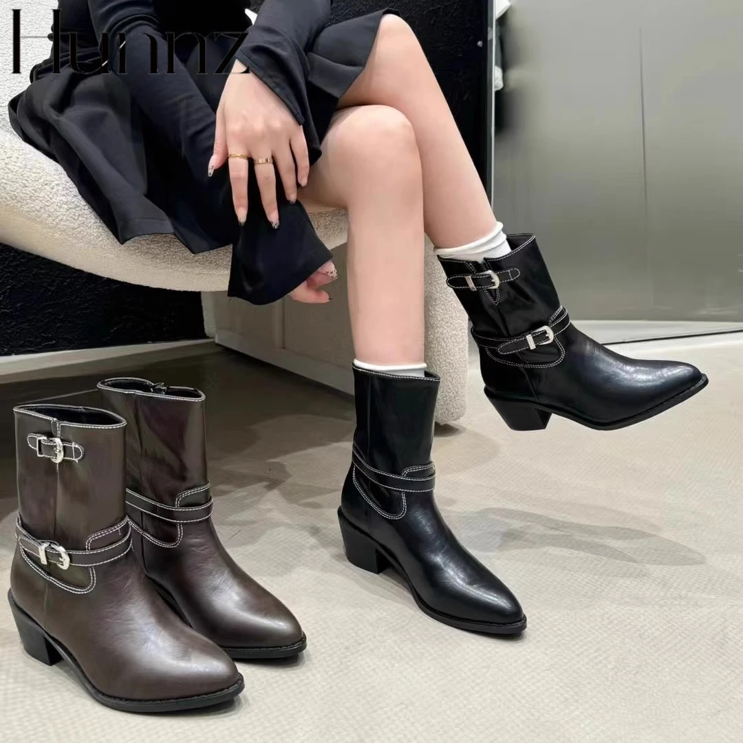 hunnz小众设计金属扣短靴女2025年新款复古粗跟中跟尖头皮带扣骑